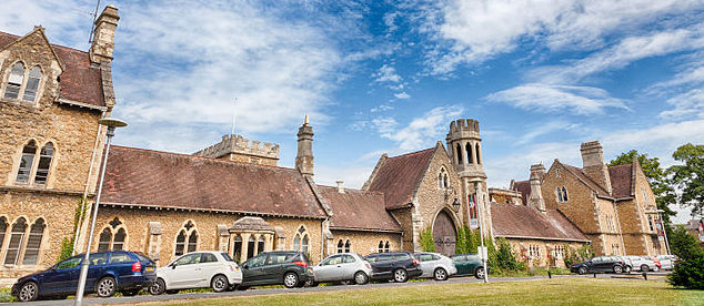 ิเรียนต่ออังกฤษ ที่ INTO University of Gloucestershire-Main_entrance_to_Francis_Close_Hall