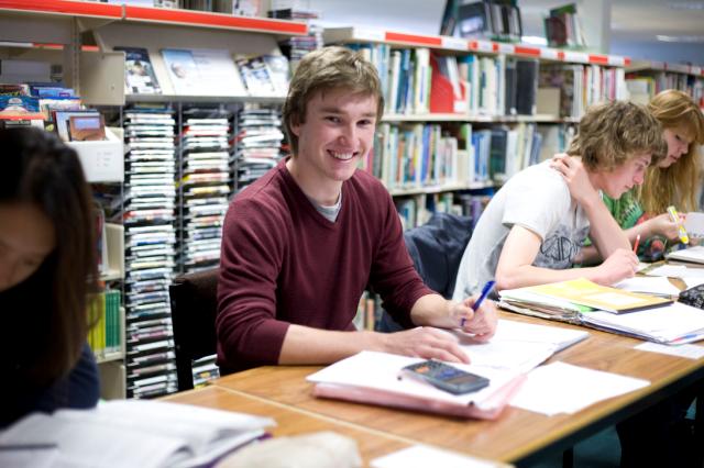 เรียนต่อมัธยมอังกฤษ A Level and Pre-A Level ที่วิทยาลัยรัฐบาลอังกฤษ ณ Brockenhurst College สมัครกับ เอเยนซี่ I Study UK ปรึกษาฟรีดูแลตลอดระยะเวลาในต่างแดน